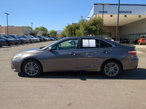 Used 2016 Toyota Camry SE w/ Moonroof Package FWD image 2