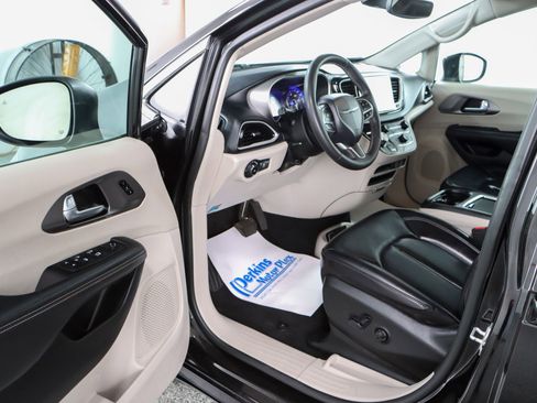 Used 2023 Chrysler Pacifica Touring-L FWD image 3
