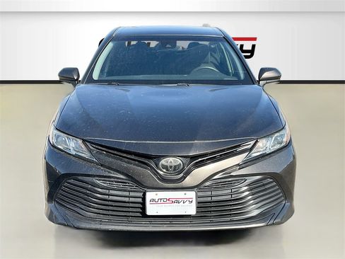 Used 2018 Toyota Camry LE image 2
