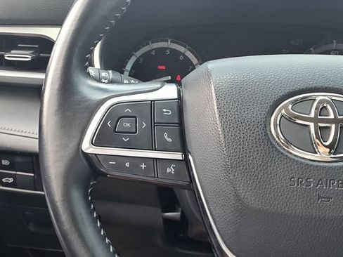 Used 2021 Toyota Highlander XLE FWD image 11