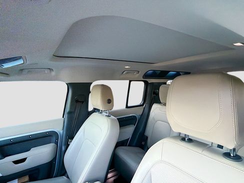 Used 2023 Land Rover Defender 110 SE image 27