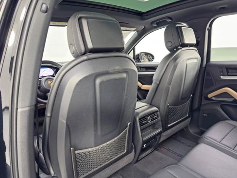 Used 2024 Porsche Cayenne w/ Sport Chrono Package image 35