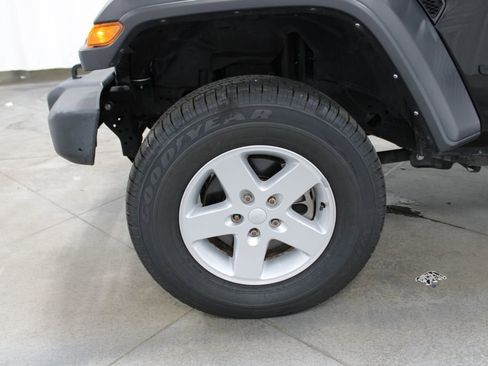 Used 2023 Jeep Gladiator Sport image 33