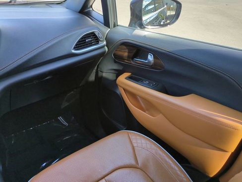 Used 2022 Chrysler Pacifica Pinnacle image 16
