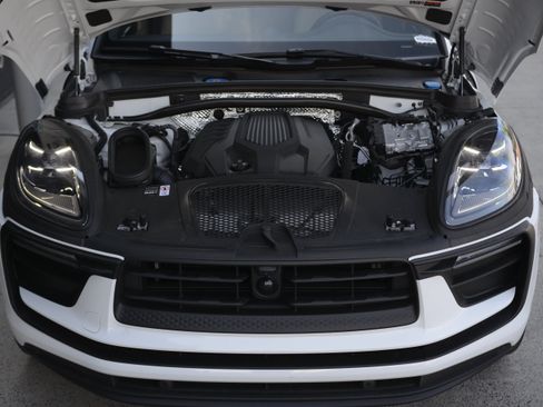 Certified 2026 Porsche Macan AWD/4WD image 37