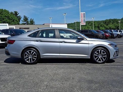 Certified 2025 Volkswagen Jetta SE FWD image 9