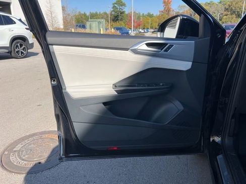 Certified 2025 Volkswagen Taos SE image 28