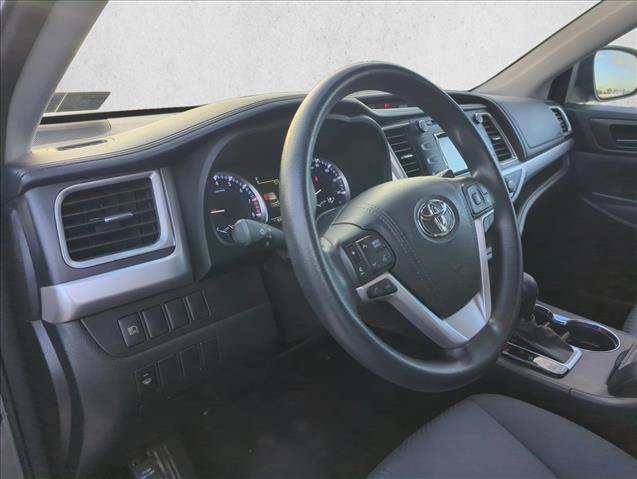 Used 2017 Toyota Highlander LE AWD/4WD image 12