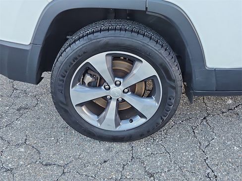 Used 2019 Jeep Cherokee Limited image 9