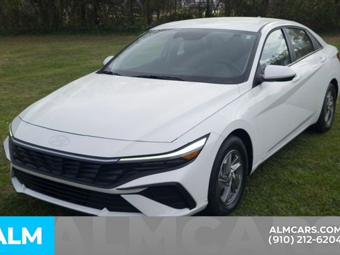 Used 2025 Hyundai Elantra SE image 17