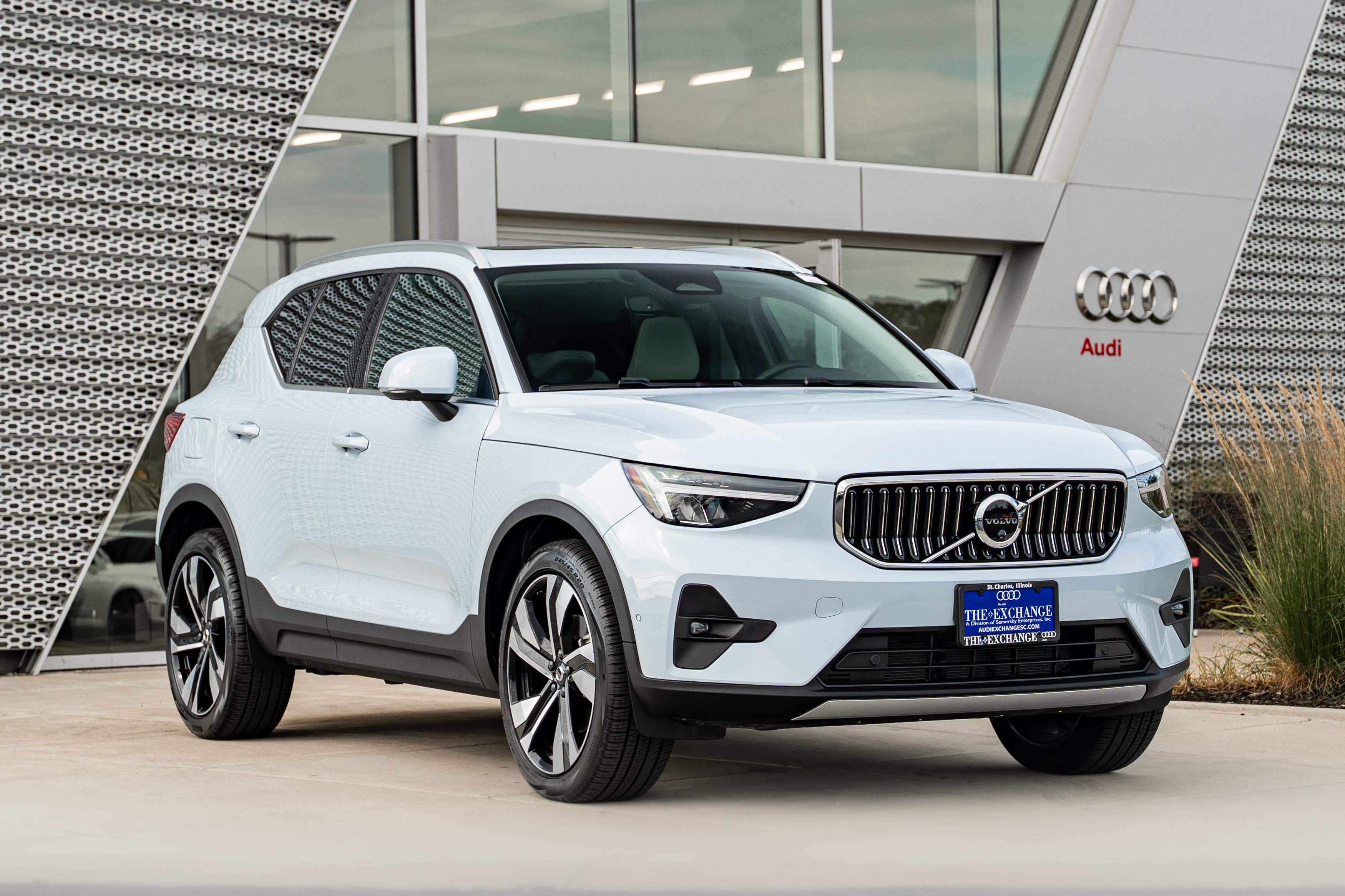 Used 2024 Volvo XC40 B5 Plus w/ Protection Package Premier AWD/4WD image 1