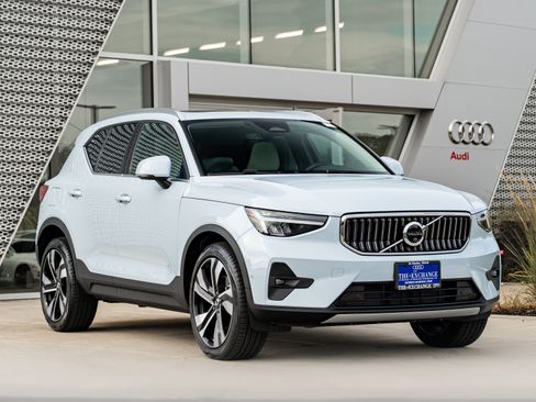 Used 2024 Volvo XC40 B5 Plus w/ Protection Package Premier AWD/4WD image 1