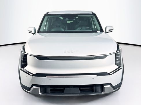Used 2024 Kia EV9 Light Long Range RWD image 2