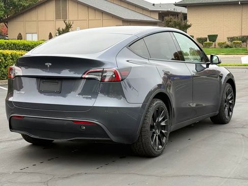 Used 2022 Tesla Model Y Long Range image 5