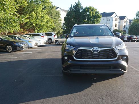 Used 2022 Toyota Highlander XLE AWD/4WD image 2