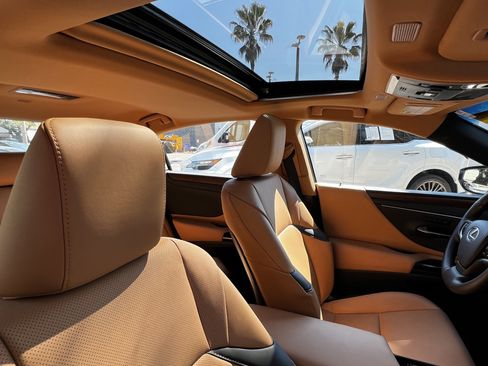 Used 2025 Lexus ES 300h w/ Premium Package image 45