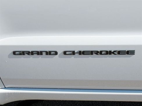 Used 2020 Jeep Grand Cherokee Overland w/ Interior Metal Package AWD/4WD image 40