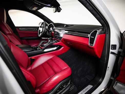 Certified 2022 Porsche Cayenne Turbo AWD/4WD image 28