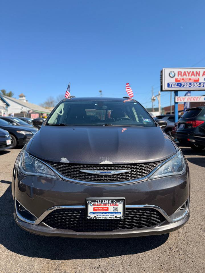 Used 2019 Chrysler Pacifica Touring-L FWD image 2