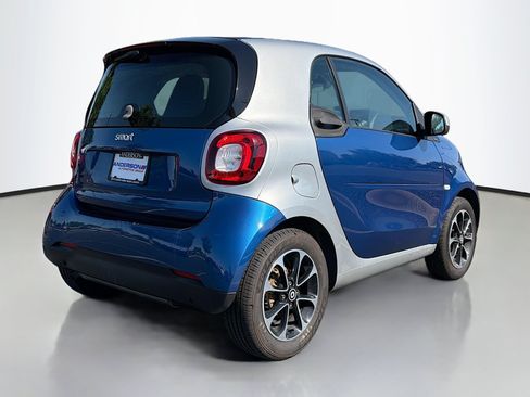 Used 2016 smart fortwo passion RWD image 2