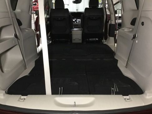 Used 2023 Chrysler Pacifica Touring-L image 40