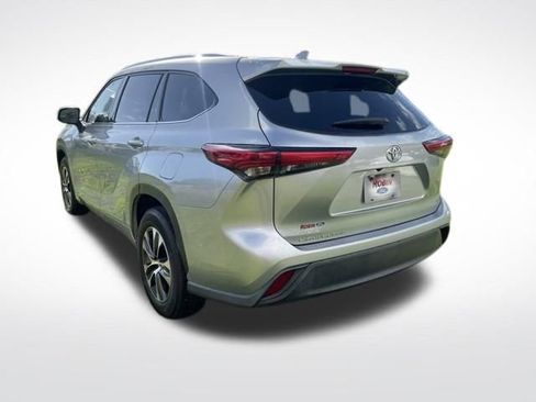 Used 2021 Toyota Highlander XLE FWD image 3