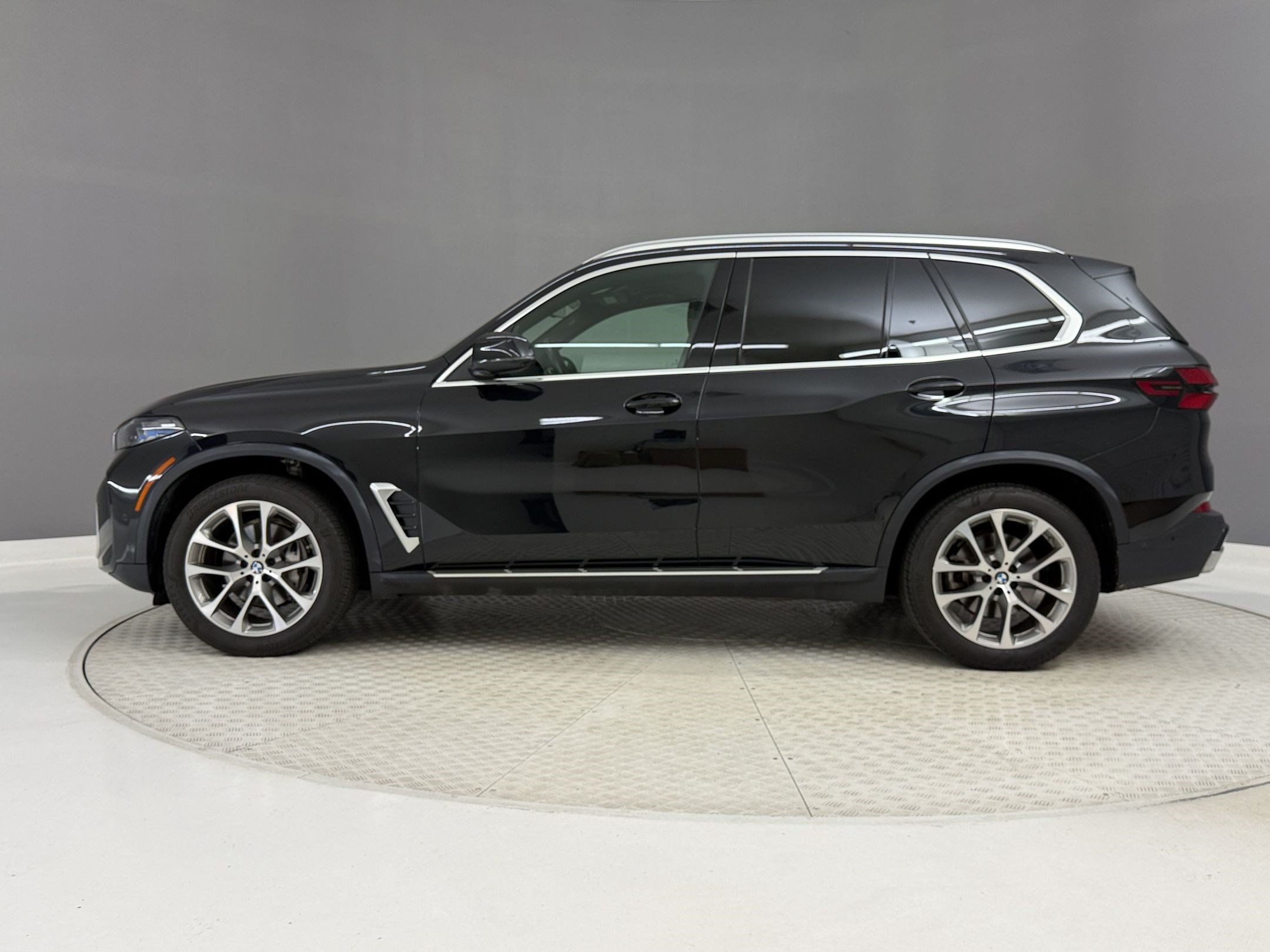 Used 2024 BMW X5 sDrive40i w/ Premium Package RWD image 2