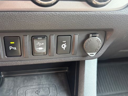 Used 2018 Toyota Tacoma TRD Off-Road w/ Technology Package AWD/4WD image 29