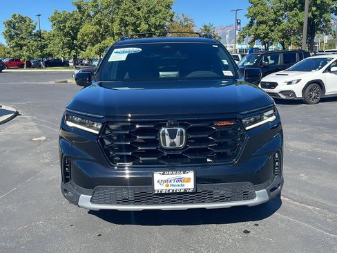 Used 2025 Honda Pilot TrailSport image 2