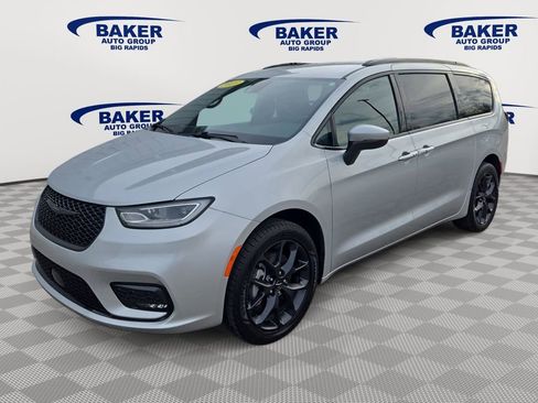 Used 2023 Chrysler Pacifica Touring-L w/ S Appearance Package AWD/4WD image 3