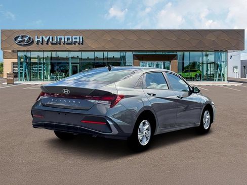 Used 2026 Hyundai Elantra SE FWD image 7
