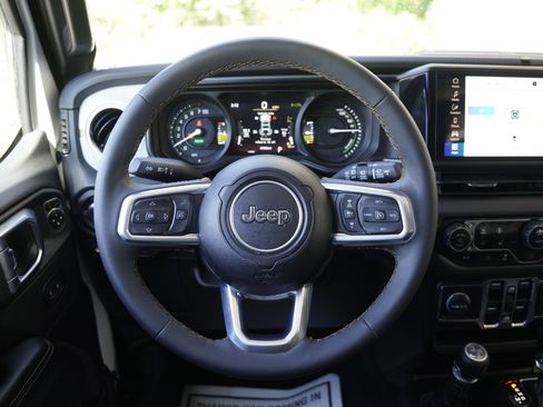 Used 2024 Jeep Wrangler Unlimited Sahara AWD/4WD image 17