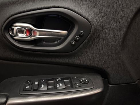 Used 2019 Jeep Cherokee Overland image 9