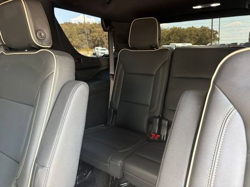Used 2024 GMC Yukon SLT w/ SLT Premium Package AWD/4WD image 12