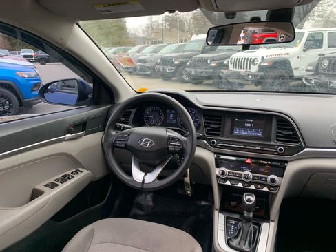 Used 2020 Hyundai Elantra SE image 32