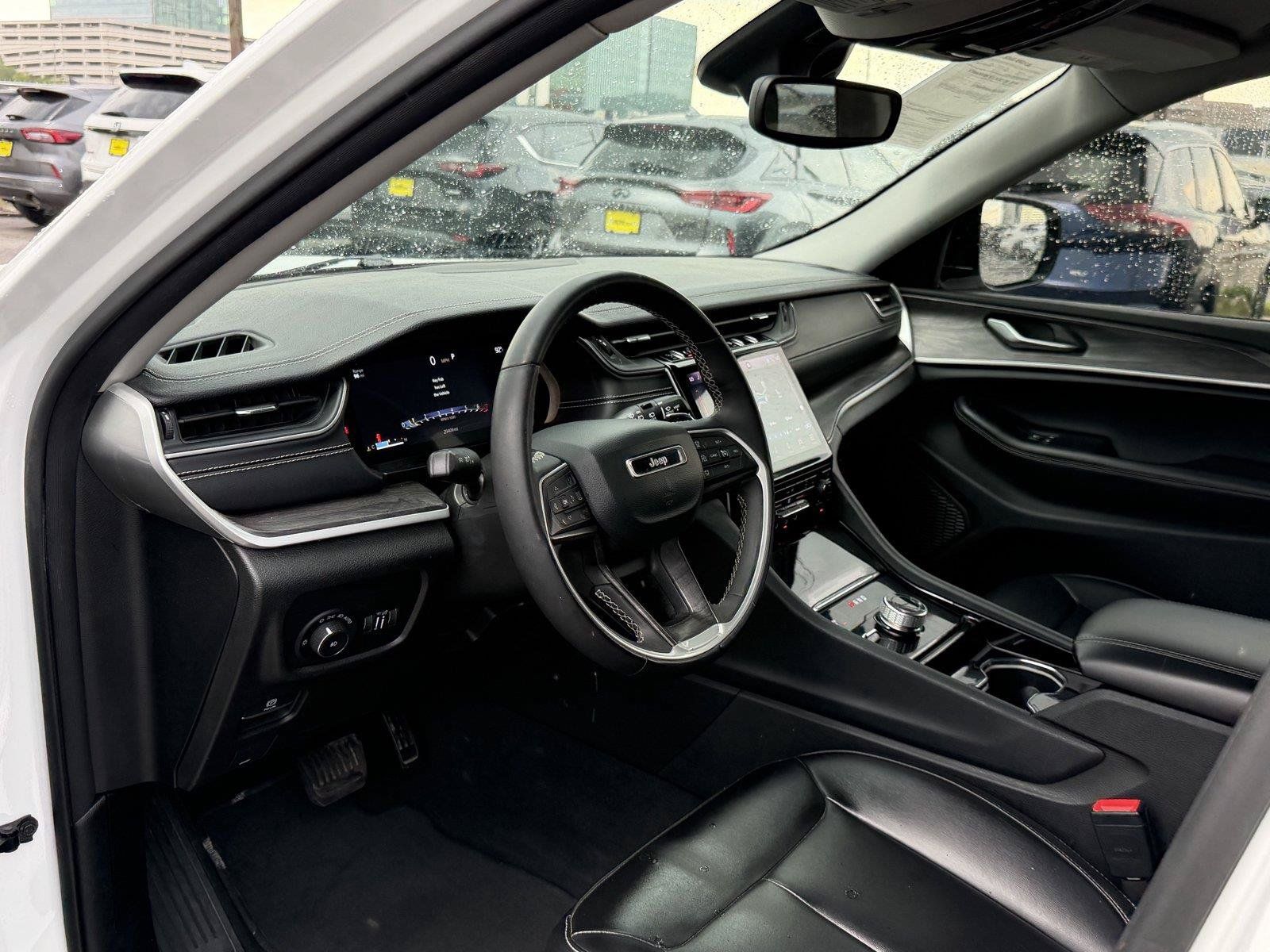 Used 2023 Jeep Grand Cherokee Limited w/ Black Appearance Package AWD/4WD image 16