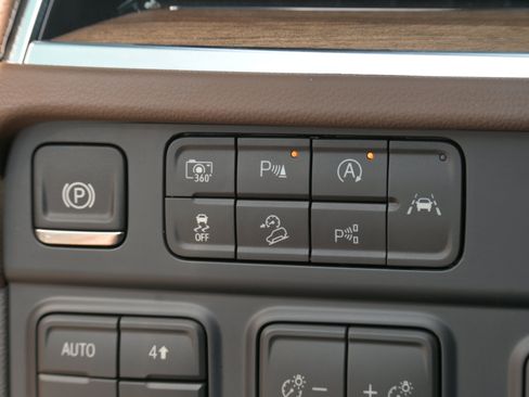 Used 2026 Chevrolet Suburban High Country AWD/4WD image 29