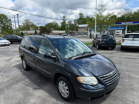 Used 2007 Chrysler Town & Country Limited FWD image 2