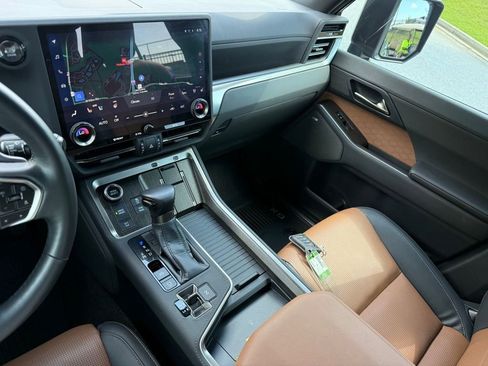 Used 2024 Lexus GX 550 w/ Accessory Package (31) AWD/4WD image 35