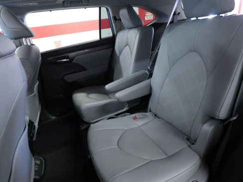 Used 2023 Toyota Highlander Platinum image 18