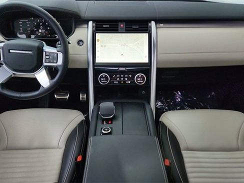 Used 2024 Land Rover Discovery Dynamic SE image 18