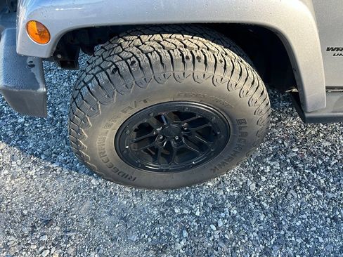 Used 2014 Jeep Wrangler Unlimited Sahara w/ Connectivity Group AWD/4WD image 3