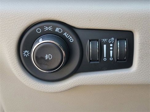 Used 2024 Chrysler Pacifica Touring-L image 28