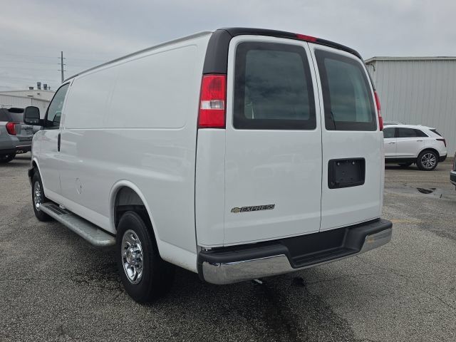 Used 2025 Chevrolet Express 2500 w/ Driver Convenience Package RWD image 3