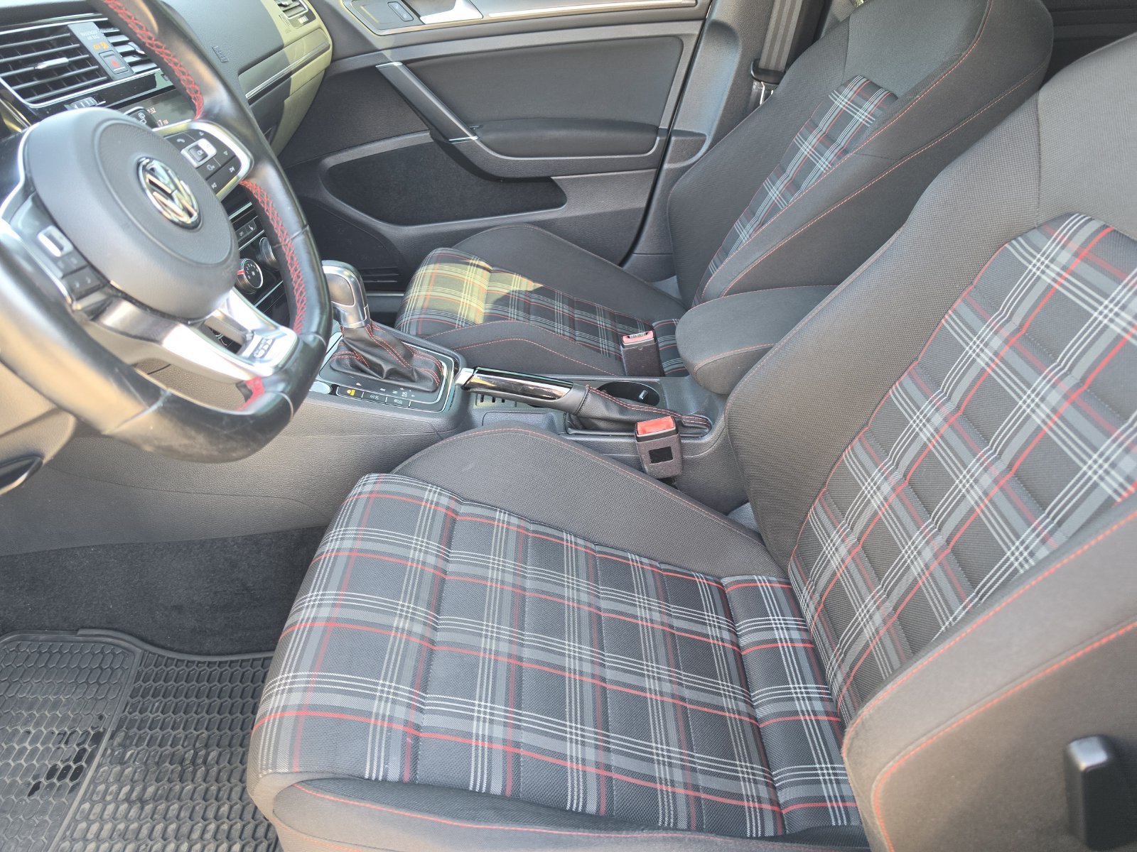 Used 2018 Volkswagen GTI SE FWD image 12