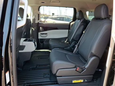 Used 2024 Kia Carnival EX FWD image 10