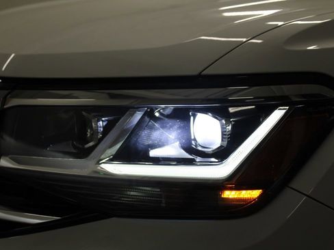 Used 2021 Volkswagen Atlas Cross Sport SE FWD image 11