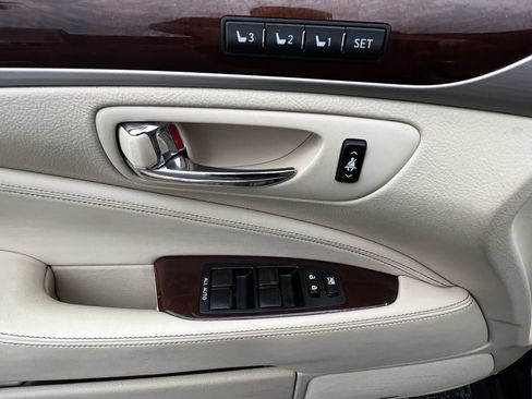 Used 2013 Lexus LS 460 L w/ Preferred Accessory Package RWD image 14