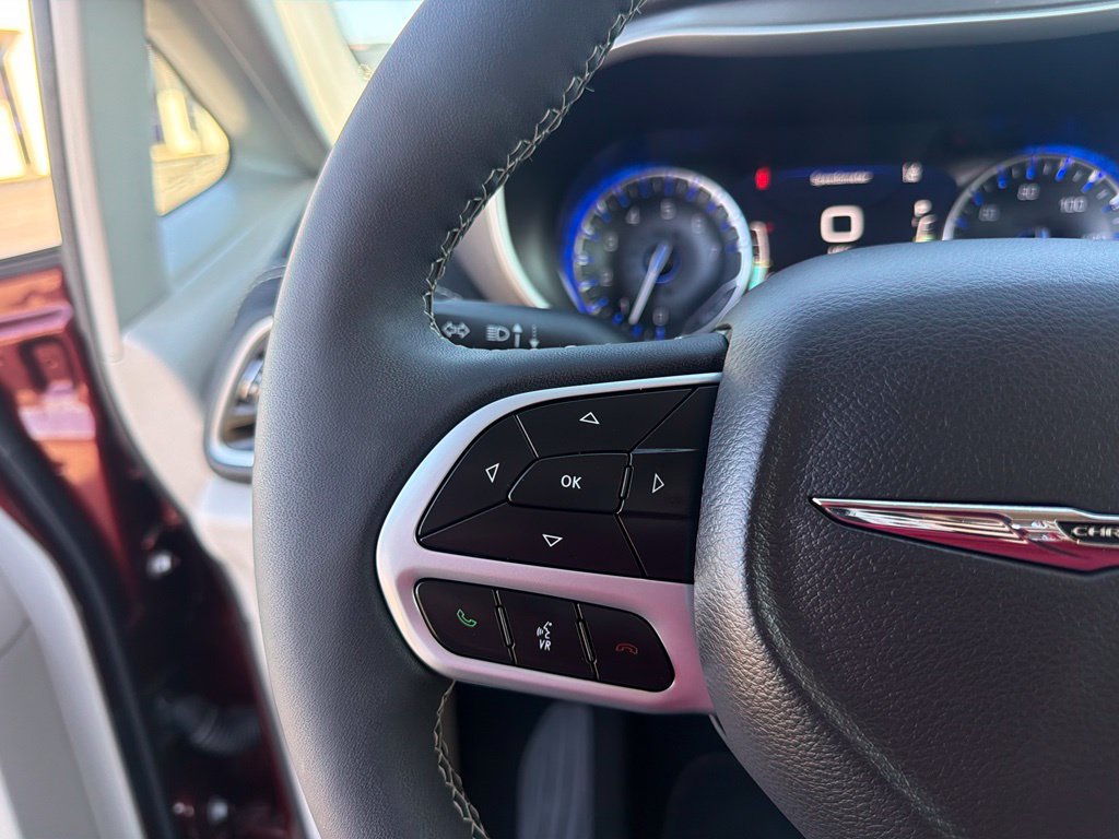 Used 2023 Chrysler Pacifica Touring-L FWD image 26