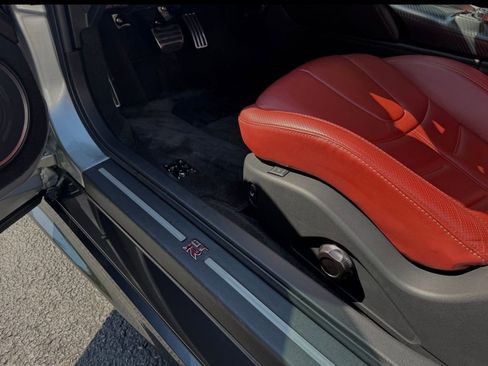 Used 2017 Nissan GT-R Premium w/ Premium Interior Package image 22